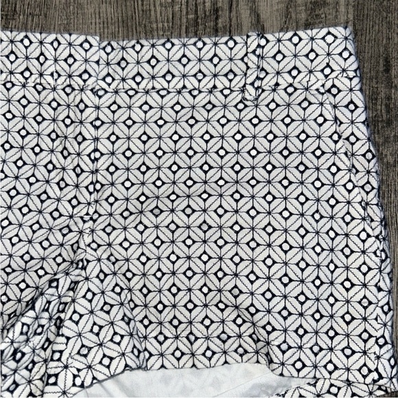 Geometric Patterned Women's Shorts - Picture 2 of 3